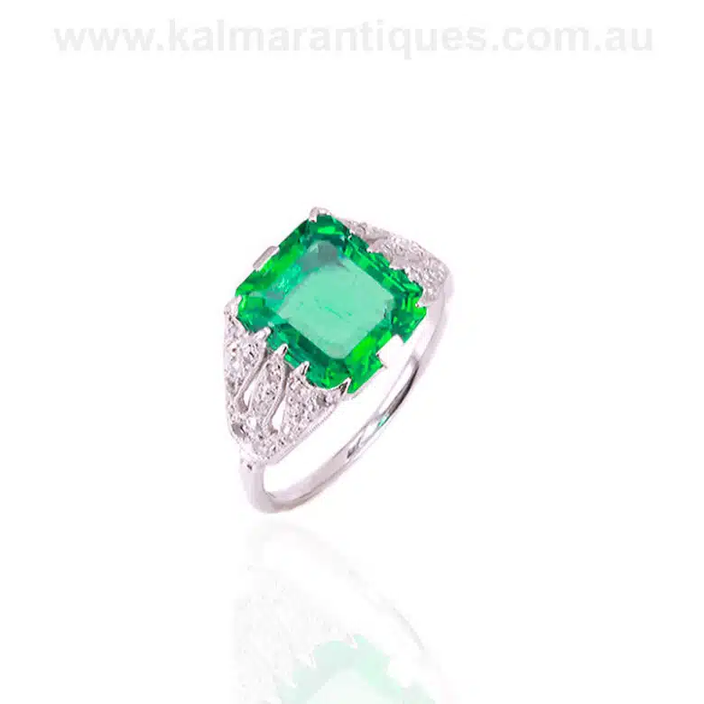 Colombian emerald and diamond ring from the Art Deco period