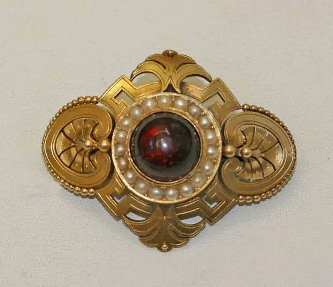 Garnet and pearl brooch.