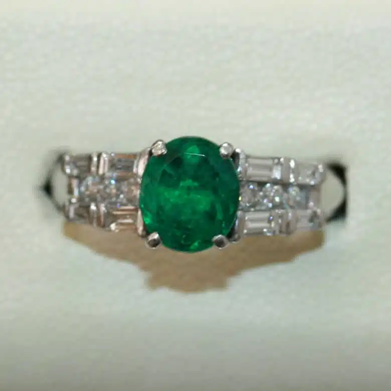 platinium-emerald-ring-3.jpg