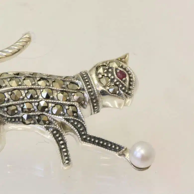 playful-cat-brooch-2.jpg