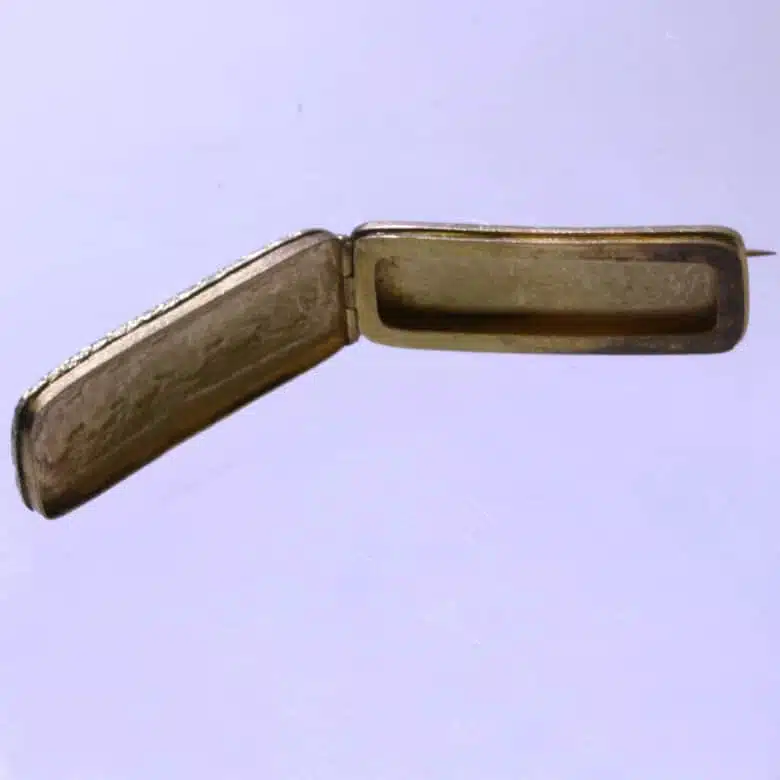 regard-brooch-3.jpg