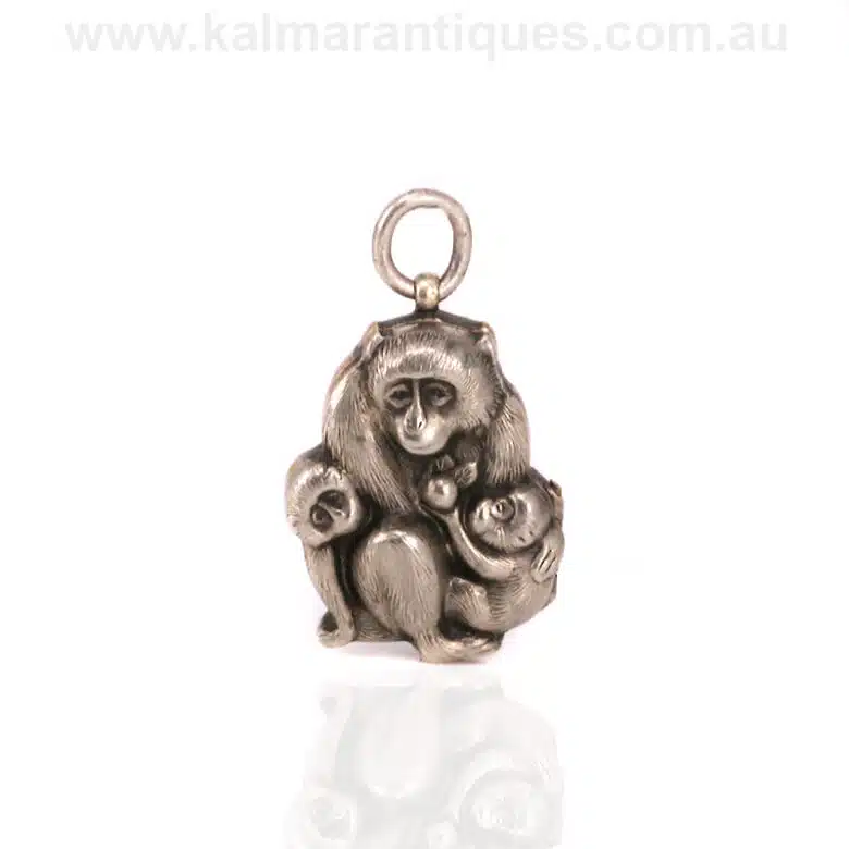 silver-locket-ES7780-1