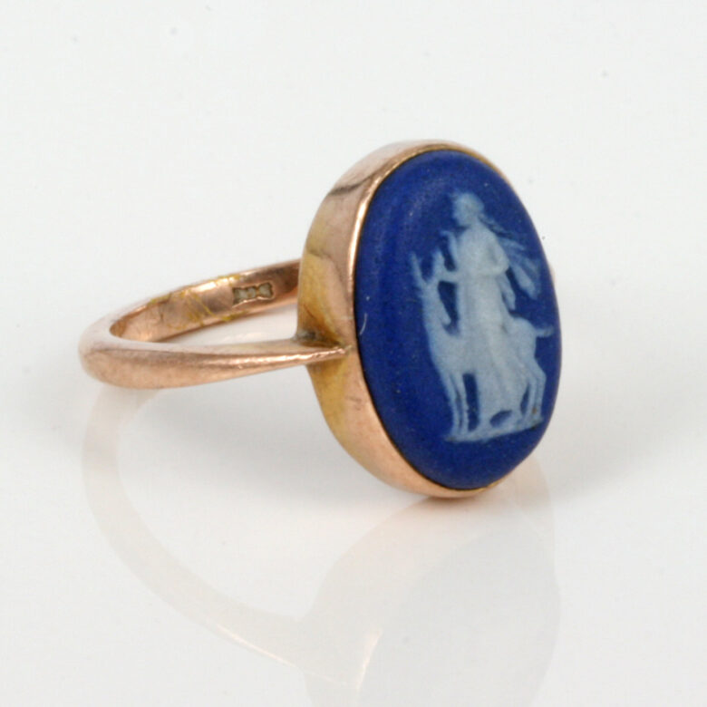 Wedgwood cameo ring from the 1930's.wedgewood-cameo-es1456-2.jpg