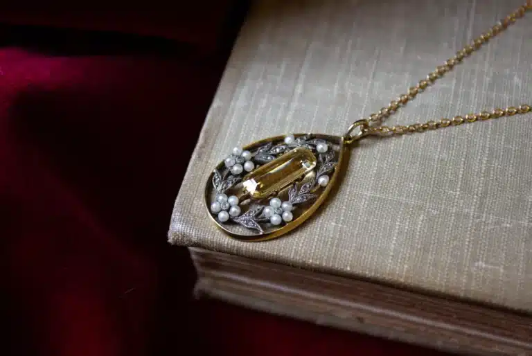 Vintage Jewellery Gift Ideas for Timeless Giving