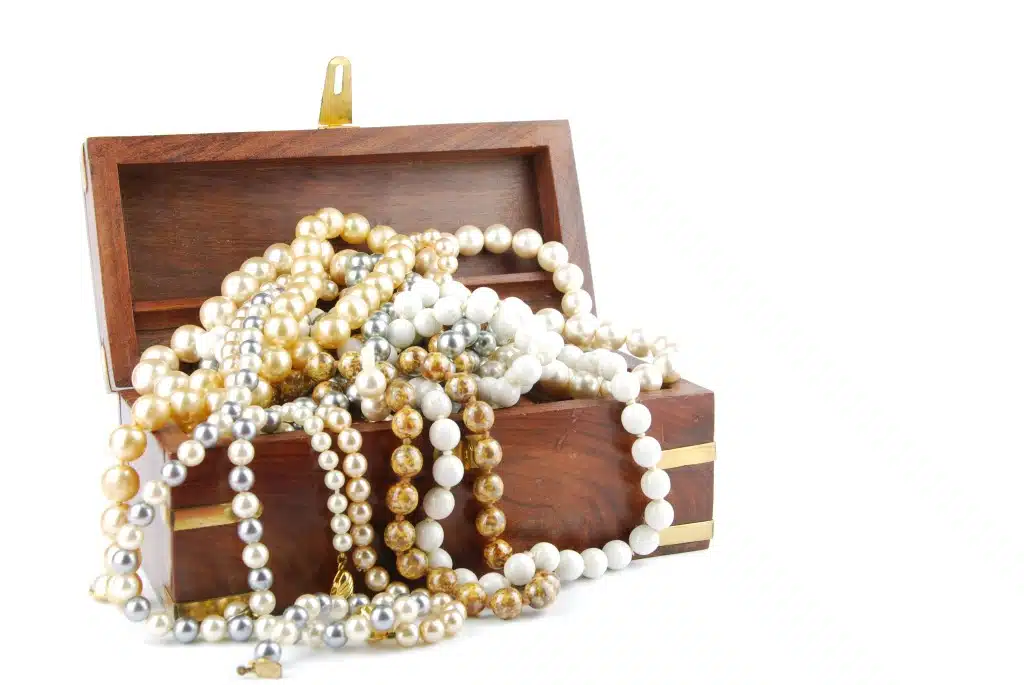 Why Antique Jewellery Is Hot Again