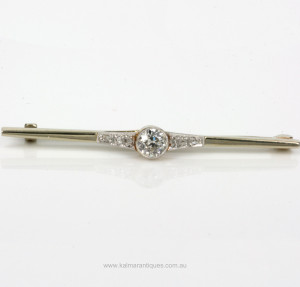 Platinum & gold Art Deco diamond brooch with 7 diamonds.